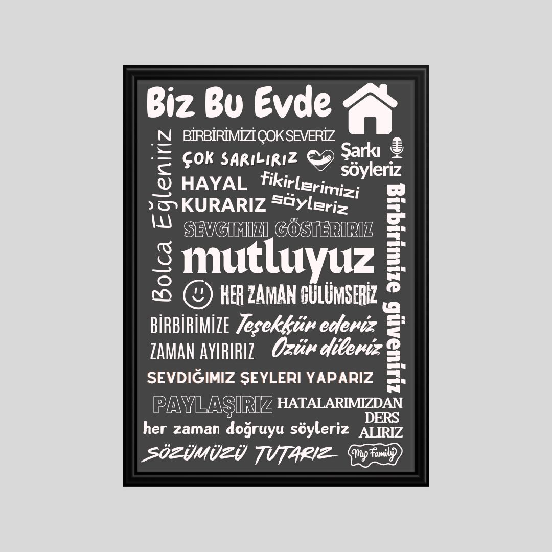 Bu Evde Her Zaman Gülümseriz Yazısı (Siyah Çerçeve Görünümlü) Gri Zemin Beyaz Yazılı 40x55 PVC 1mm  